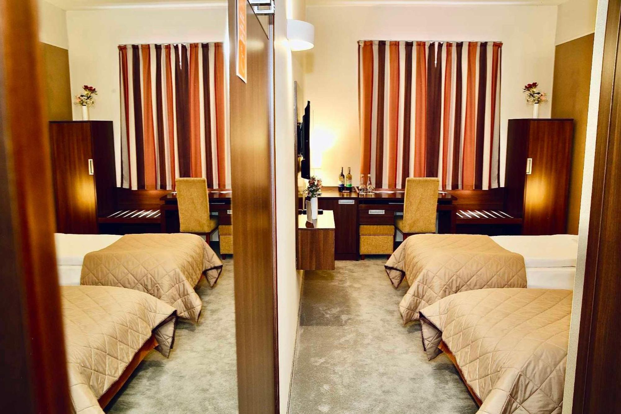 Hotel Teczowy Mlyn Келце Екстериор снимка
