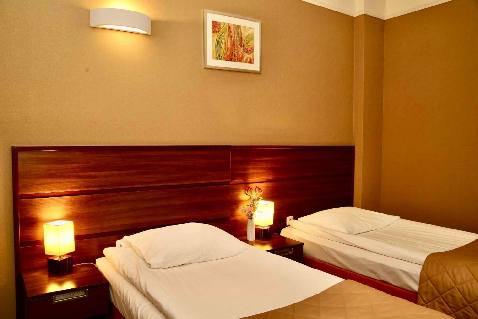 Hotel Teczowy Mlyn Келце Екстериор снимка