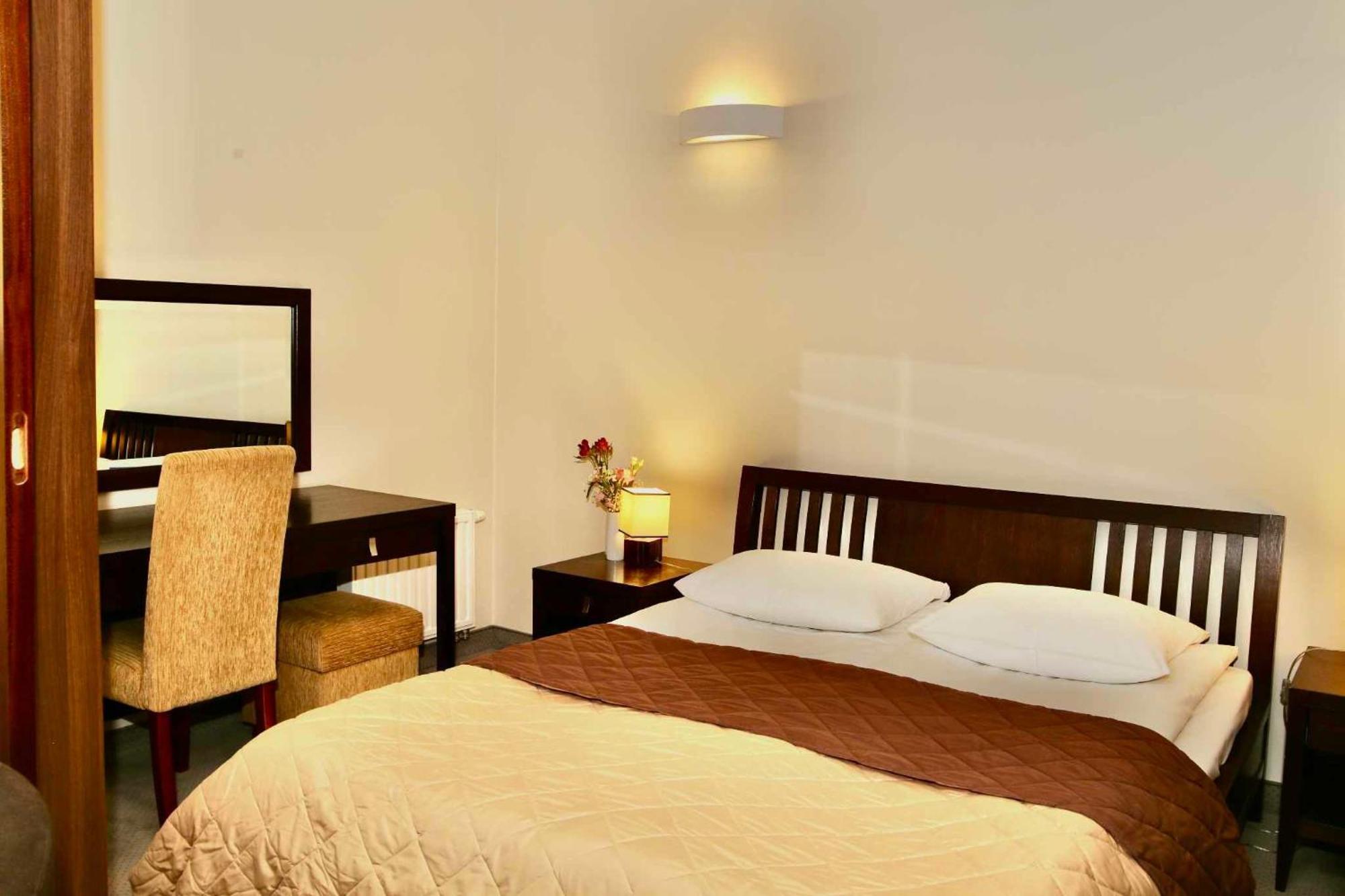 Hotel Teczowy Mlyn Келце Екстериор снимка