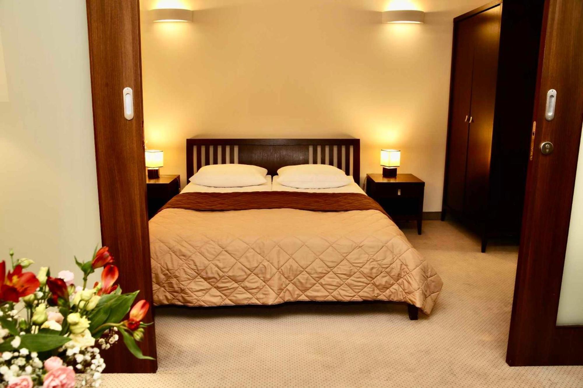 Hotel Teczowy Mlyn Келце Екстериор снимка