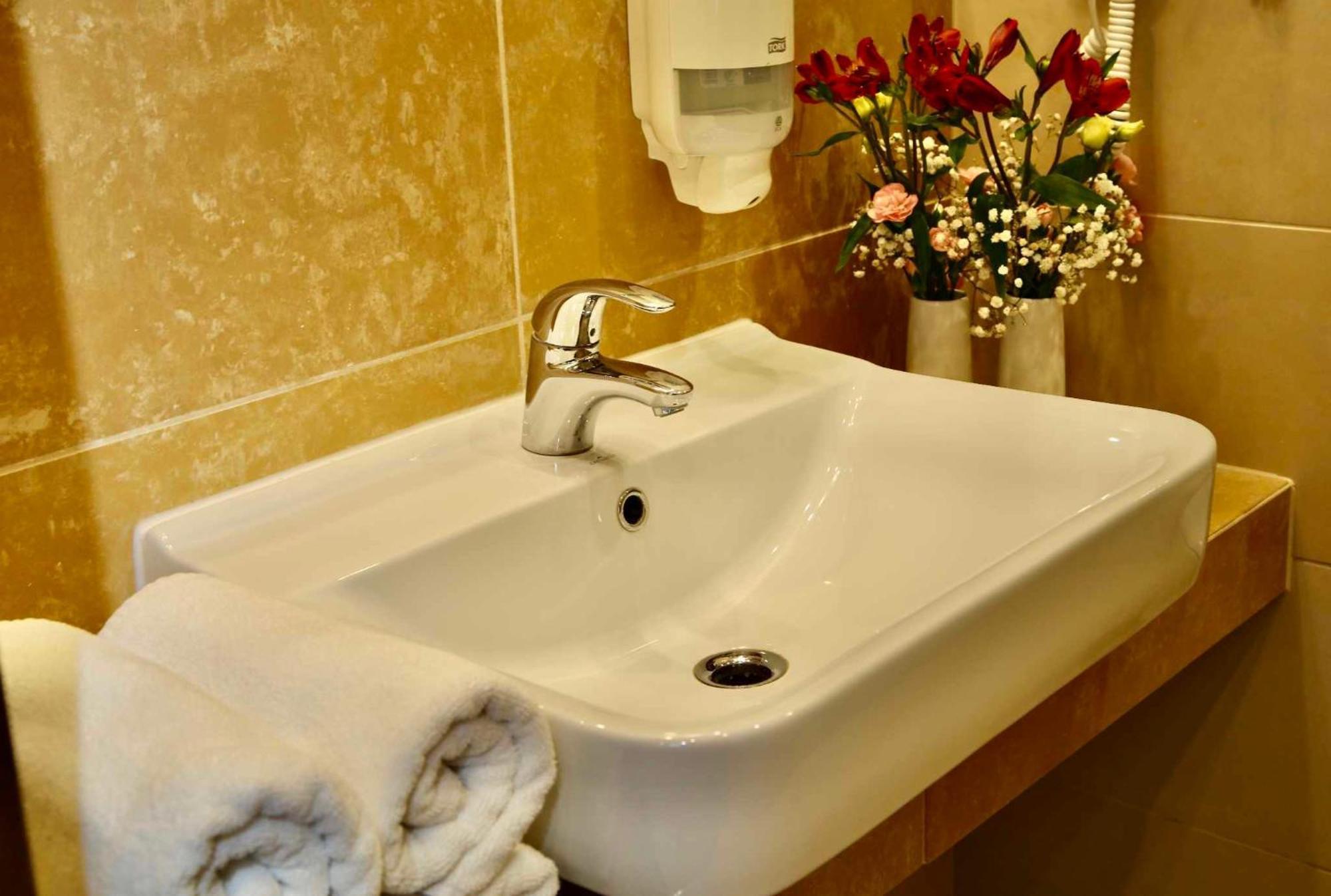 Hotel Teczowy Mlyn Келце Екстериор снимка