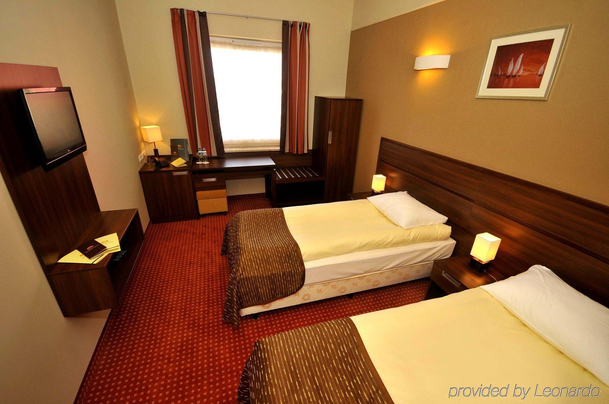 Hotel Teczowy Mlyn Келце Стая снимка