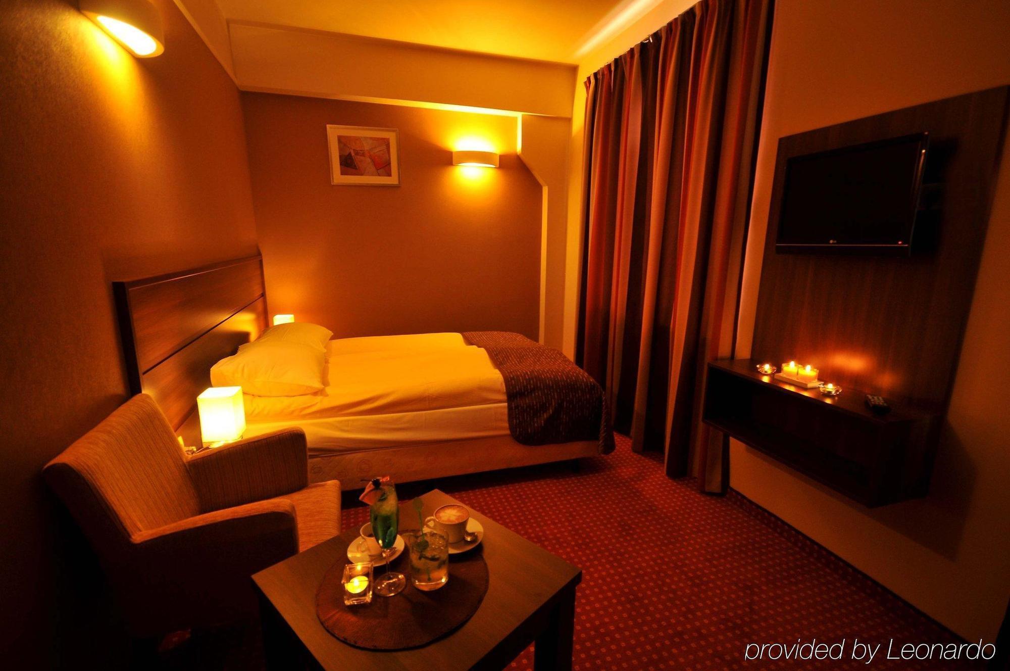 Hotel Teczowy Mlyn Келце Стая снимка