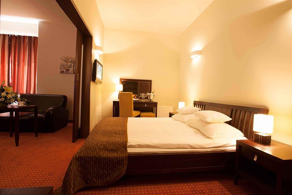 Hotel Teczowy Mlyn Келце Екстериор снимка