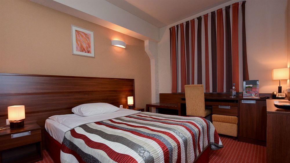Hotel Teczowy Mlyn Келце Екстериор снимка