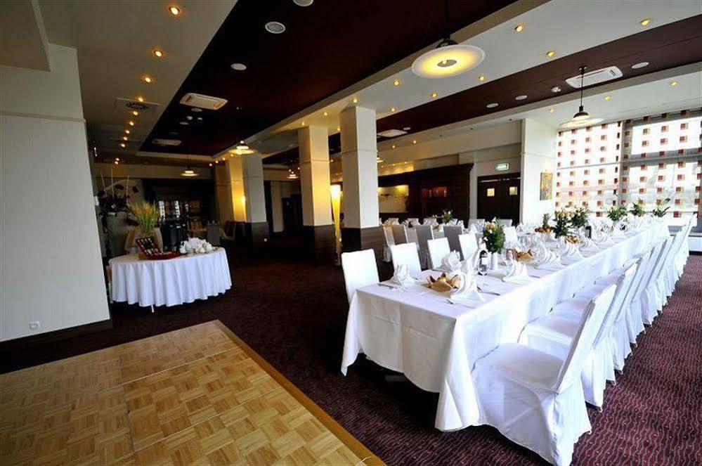 Hotel Teczowy Mlyn Келце Ресторант снимка
