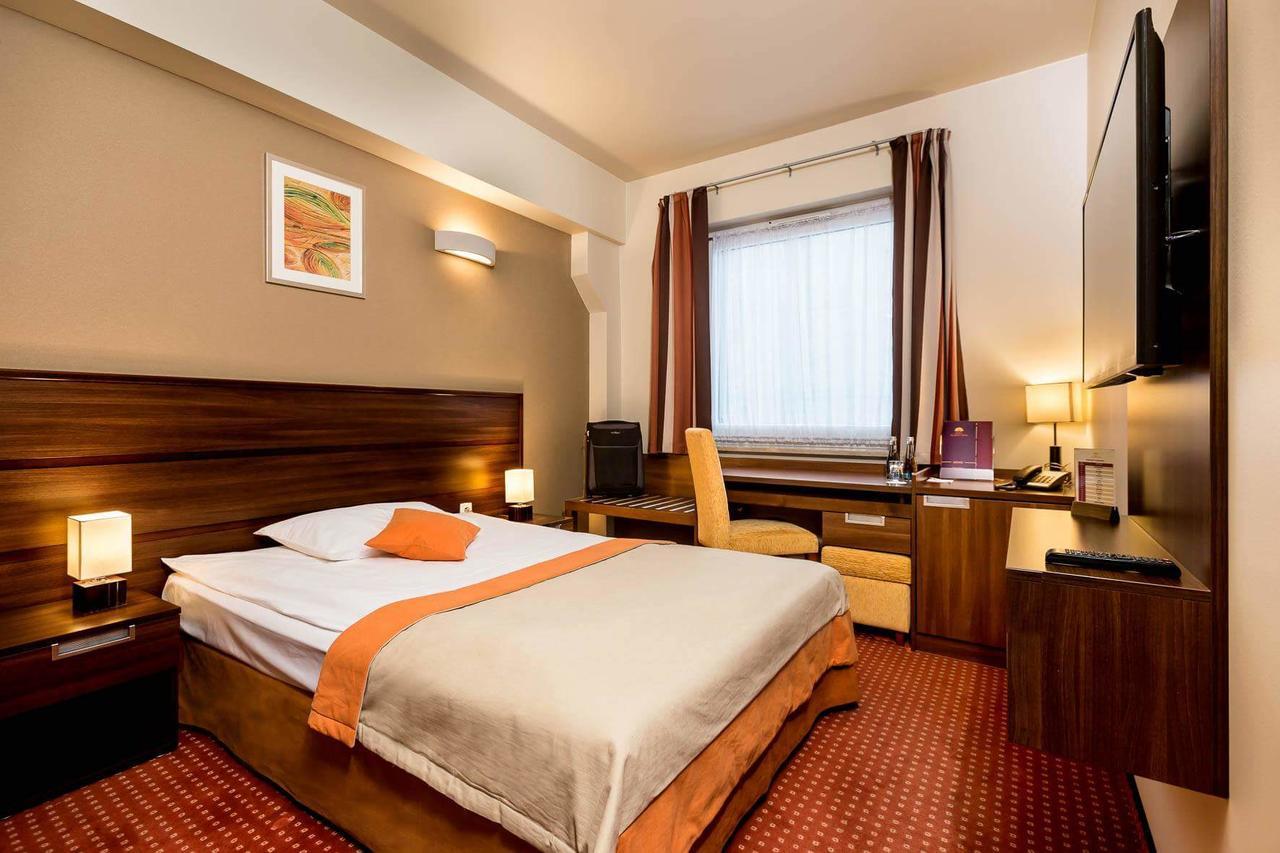 Hotel Teczowy Mlyn Келце Екстериор снимка
